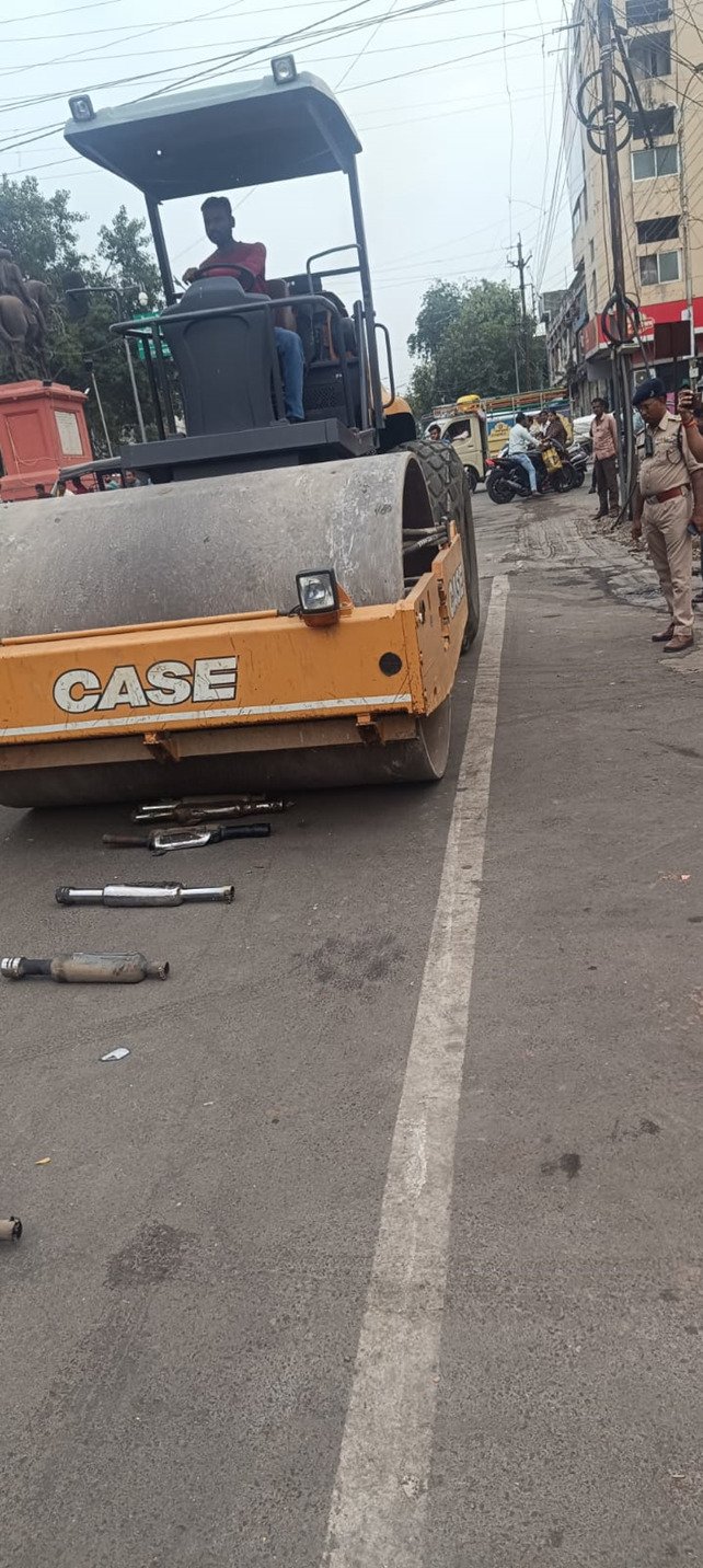 रतलाम मे यातायात पुलिस ने अमानक साइलेंसर वाले वाहनों के विरुद्ध की कड़ी कार्यवाही