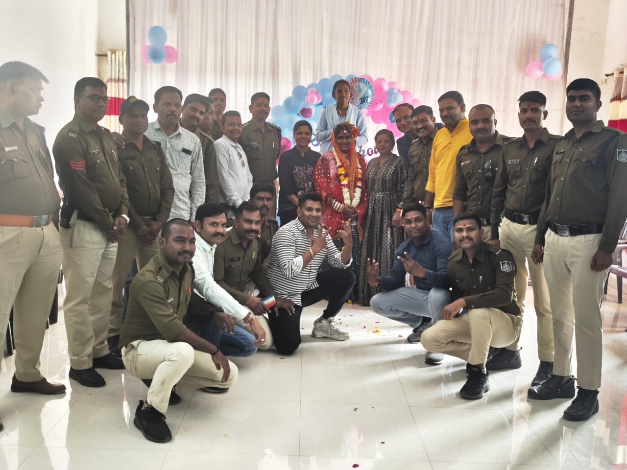 रतलाम शहर के डी डी नगर थाने मे महिला आरक्षक की गोद भराई पिता का फर्ज निभाया थाना प्रभारी रविंद्र दंडोतिया ने