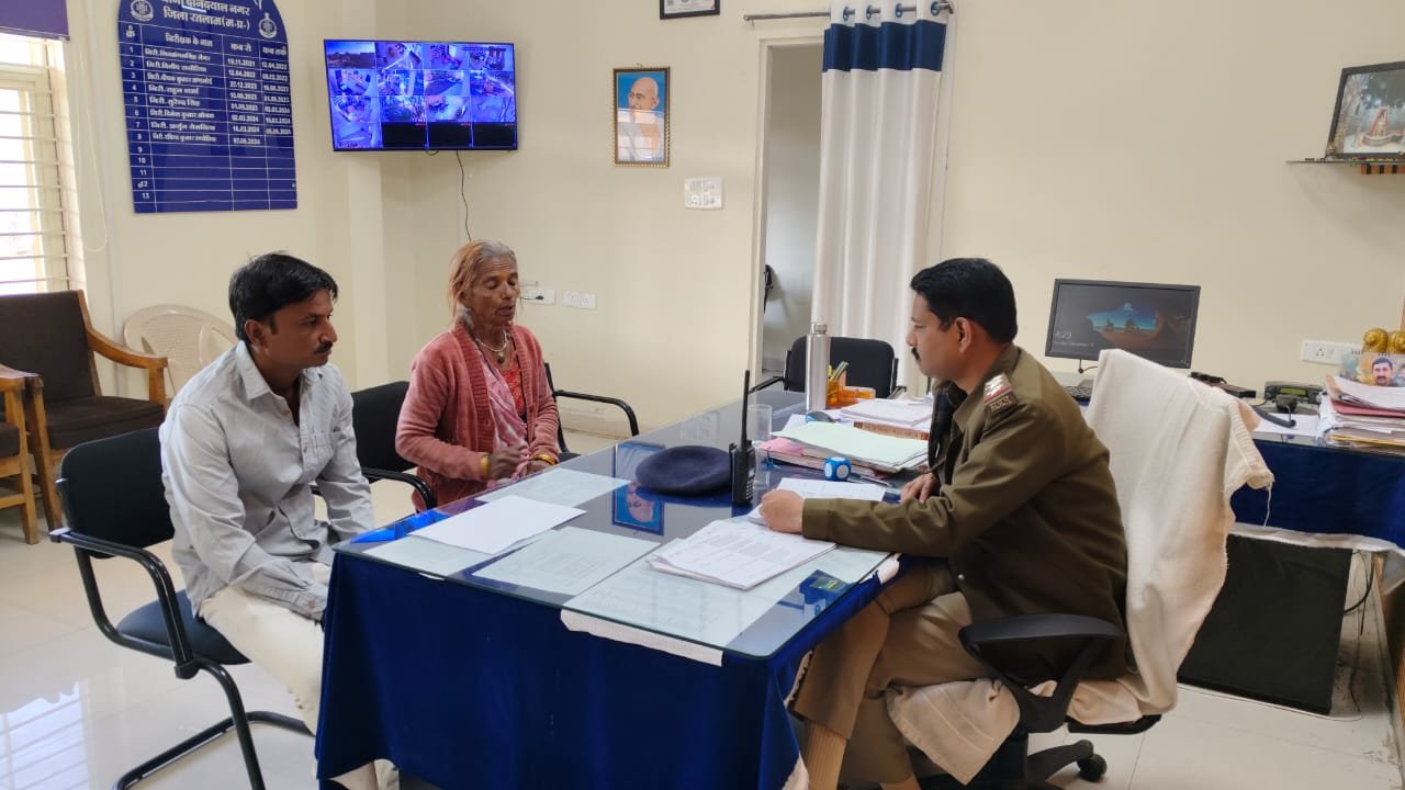 रतलाम जिले के पुलिस अधीक्षक के निर्देशन पर ऑनलाइन समाधान पोर्टल एवं सीएम हेल्पलाइन  शिकायतों का कैंप लगाकर किया जा रहा समाधान