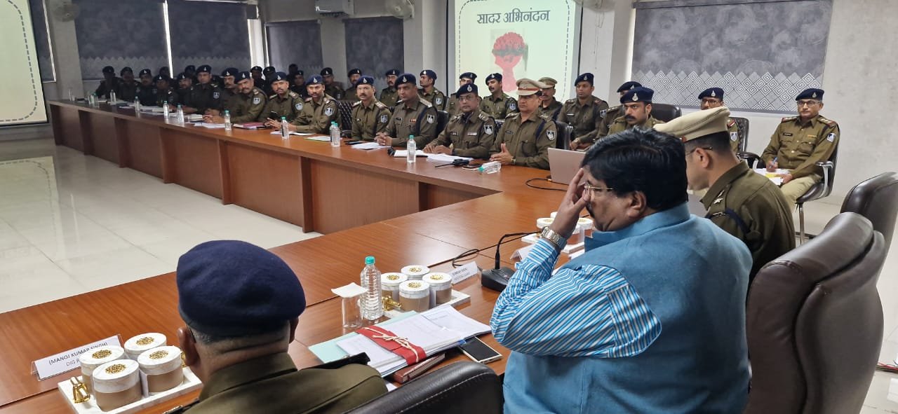 रतलाम जिले मे पुलिस महानिरीक्षक उज्जैन जोन श्री उमेश जोगा द्वारा ली गई समीक्षा बैठक