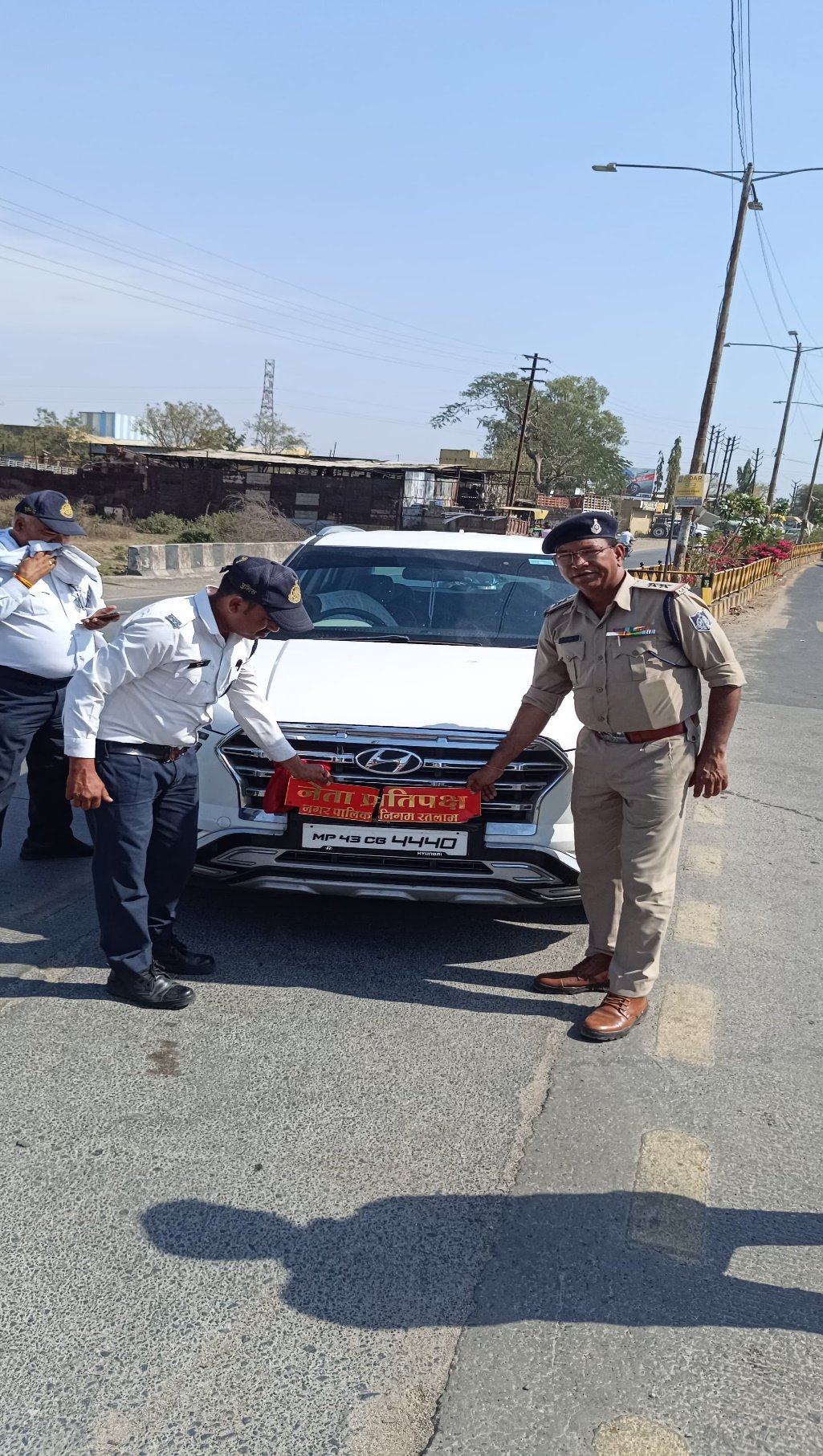 रतलाम जिले के पुलिस अधीक्षक की एक और अच्छी पहल  निजी वाहनों पर प्रतिबंधित हूटर, फ्लैश लाइट, अमानक नंबर प्लेट के विरुद्ध की गई कार्यवाही