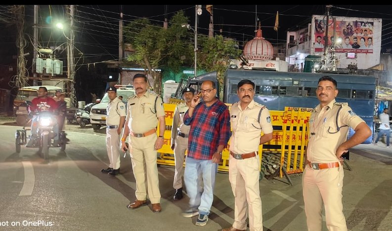 👉चैकिंग के दौरान् थाना माणकचौक पुलिस ने धारदार हथियार लेकर घूमते बदमाश को पकड़ा*  *👉रात्रि में 200 से अधिक वाहनों को चेक किया, 22 वाहन चालकों पर की गई चालानी कारवाई* *👉बेवजह घूमने वाले 45 लोगों को जेल वाहन से थाने लेकर आए*  पुलिस अधीक्षक रतलाम श्री अमित कुमार द्वारा शहर में लोक शांति एवं कानून व्यवस्था बनाए रखने, आम जन की  सुरक्षा एवं अपराधियों में कानून का भय पैदा करने, चाकुबाजी की घटनाओँ पर अंकुश लगाने हेतु अति. पुलिस अधीक्षक रतलाम श्री राकेश खाखा एवं नगर पुलिस अधीक्षक श्री सत्येंद्र घनघोरिया के मार्गदर्शन में शहर के सभी थाना प्रभारियों को क्षेत्र में प्रभावी गश्त/पेट्रोलिंग करने एवं अवैध गतिविधियों एवं आदतन बदमाशों पर नजर रखते हुए विशेष चेकिंग अभियान चलाकर कड़ी वैधानिक कार्यवाही हेतु निर्देश प्रदान किये गये है।           इसी तारतम्य में रतलाम शहर के सभी थाना क्षेत्रों में विशेष चैकिंग अभियान चलाया जा रहा है । शहर के सभी थाना क्षेत्रों में  थाना प्रभारी दल बल के साथ जेल वाहन लेकर क्षेत्र में भ्रमण किया गया। हिस्ट्रीशीटर, गुंडे, बदमाशों को चेक किया गया। बेवजह घूमने वाले 45 लोगों को जेल वाहन से थाने पर लेकर आए , जिन्हें उचित समझाइश देकर रवाना किया। शहर में अलग अलग जगह पर चैकिंग पॉइंट्स लगाकर संदिग्ध वाहनों को चेक किया गए। इस दौरान लगभग 200 वाहनों की चेकिंग की गई। 22 वाहन चालकों के विरुद्ध चालानी कारवाई की गई। चेकिंग के दौरान थाना माणकचौक पुलिस के द्वारा कार्यवाही करते हुए गत रात्रि में  एक बदमाश को अवैध रुप से धारदार हथियार लेकर घूमते पकड़ा जिसके विरुद्ध आर्म्स एक्ट के अंतर्गत कार्यवाही की गई।