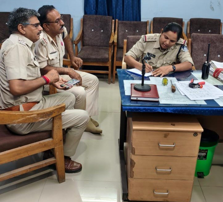 रतलाम जिले के पुलिस कप्तान श्री अमित कुमार के निर्देशन पर यातायात थाना प्रभारी श्री मति नीलम चौगंड ने चलाया यातायात सुधार अभियान