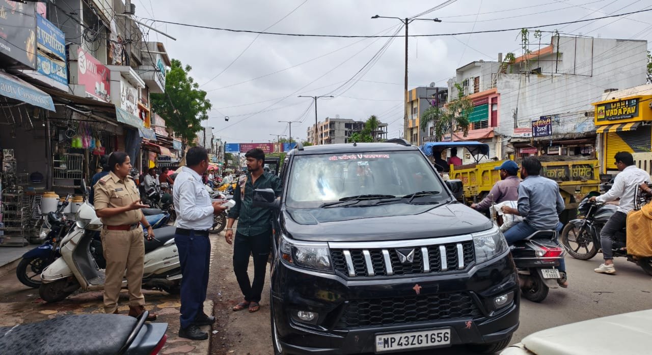 रतलाम शहर की यातायात थाना प्रभारी श्री मति निलम चौंगड के नेतृत्व मे सैलाना बस स्टैंड से काटजू नगर मार्ग तक की यातायात व्यवस्था को किया दुरुस्त